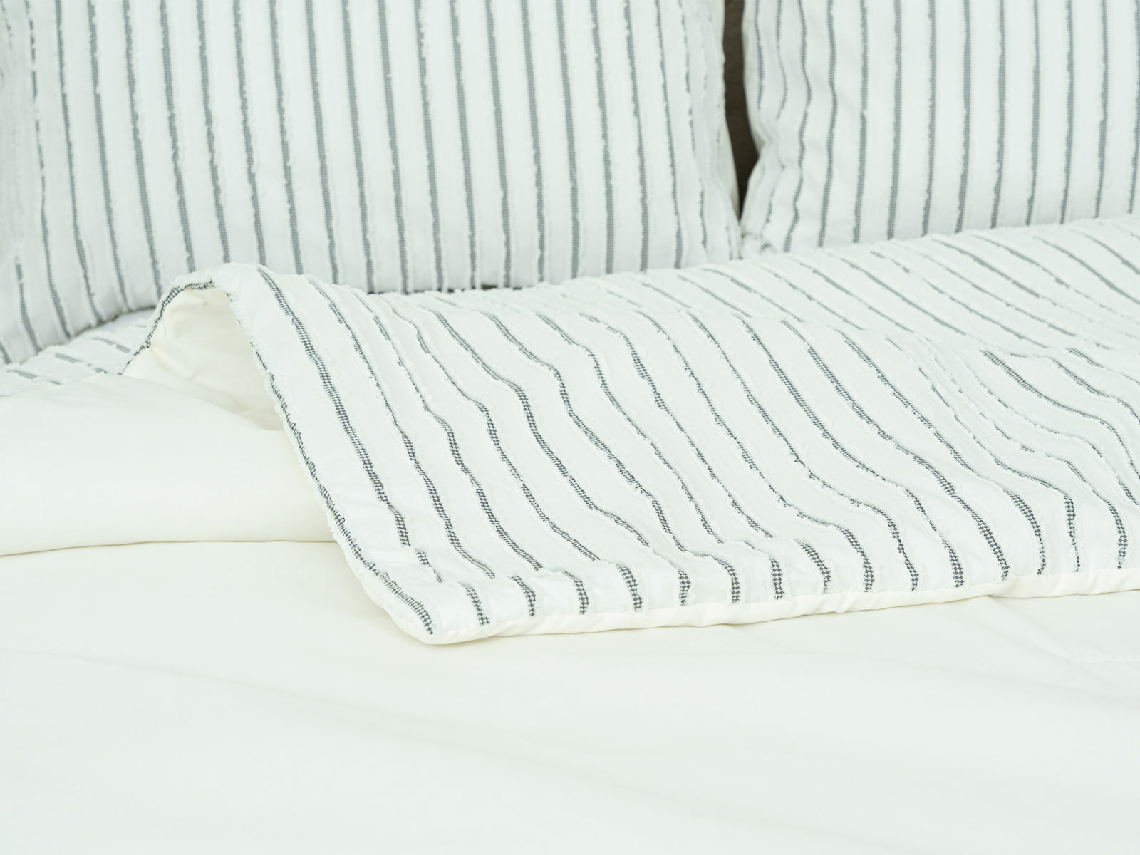 Cubrecama Bennett #Color_WhiteBlackLineas