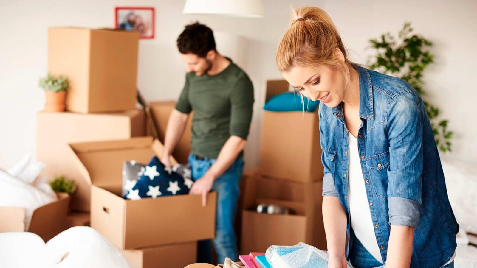 pareja organizando cajas mudanza