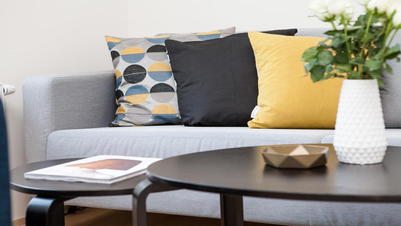5 formas de elegir y colocar los cojines en un sofá