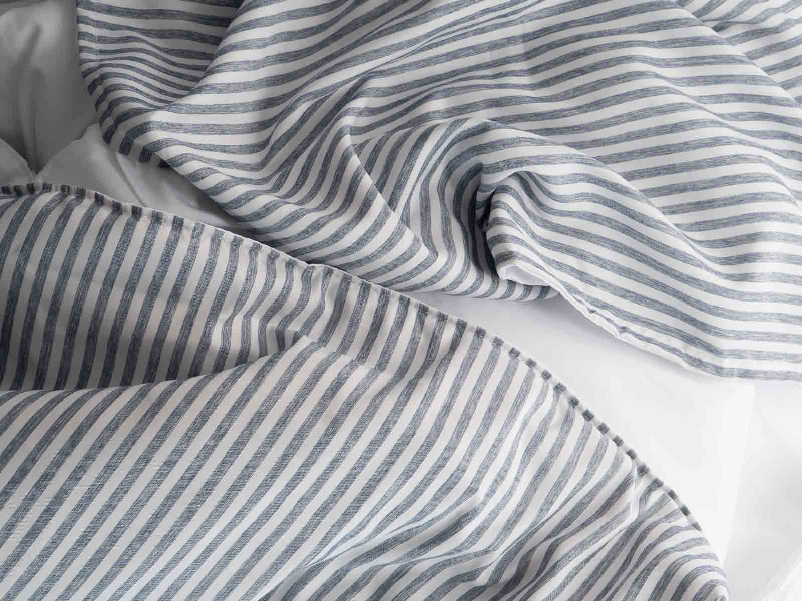 Cubrecama Bennett Lineas Blanco y Azul