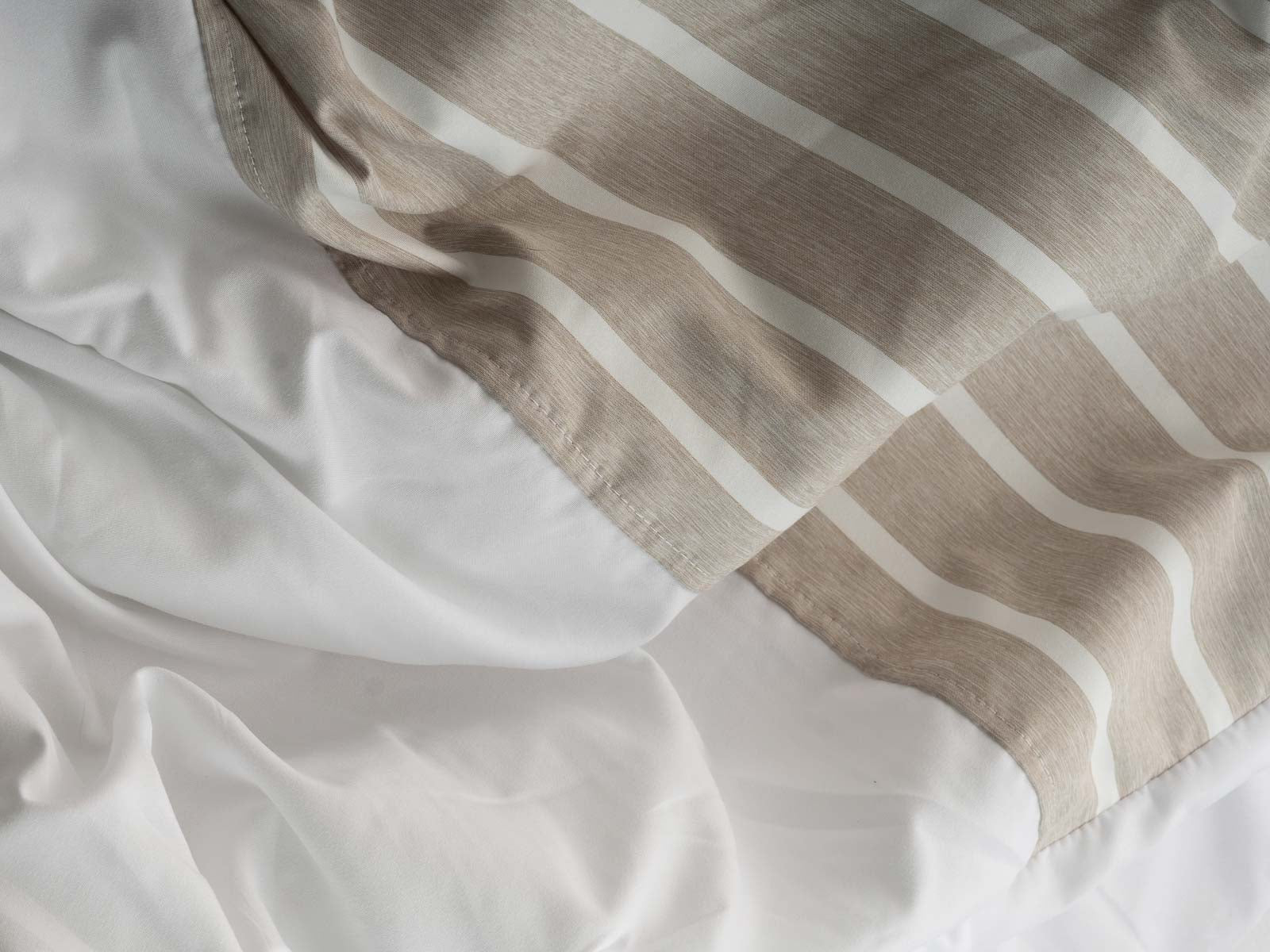 Edredon Bennett Lineas 
#Color_LineasBlancoyBeige