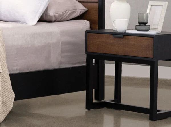 Cama Calabria Queen + 2  Veladores Calabria